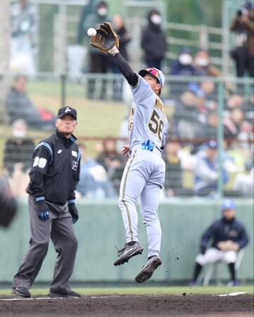 　６回、津田のライナーを処理する百崎（撮影・中田匡峻）