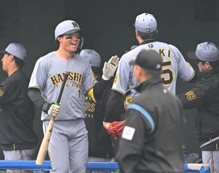 　１回、先制３ランを放ち、笑顔でタッチを交わす森下（撮影・飯室逸平）