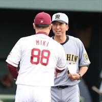 　メンバー表交換を行う藤川監督（撮影・中田匡峻）