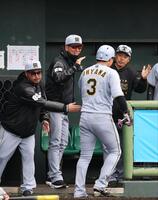 　３回、前川の３ランで生還した大山を迎える藤川監督（中央）（撮影・中田匡峻）