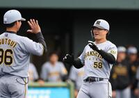 　３回、３ランを放ち笑顔で生還する前川（撮影・中田匡峻）