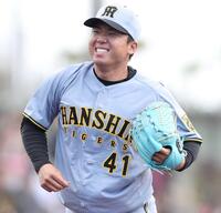 　２回、笑顔を見せる村上（撮影・中田匡峻）