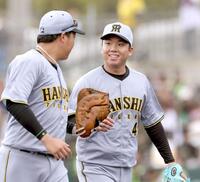 　大山と笑顔を見せる村上（撮影・田中太一）