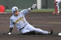 　２回、二塁打を放ち滑り込む木浪（撮影・飯室逸平）