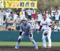 　２回、二塁打を放ち、リードを取る木浪。奥は遊撃手の宗山（撮影・中田匡峻）