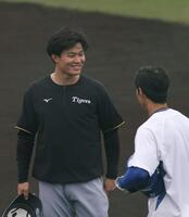 　中日の選手と話をする森下（撮影・田中太一）