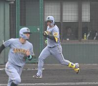 　１回、先制３ランを放つ森下（撮影・飯室逸平）