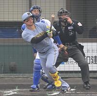 　１回、先制３ランを放つ森下（撮影・飯室逸平）