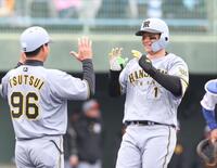 　１回、実戦復帰初打席で先制３ランを放ち、笑顔で生還する森下（撮影・中田匡峻）