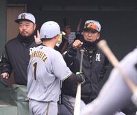 　１回、先制３ランを放った森下を迎える藤川監督（撮影・中田匡峻）