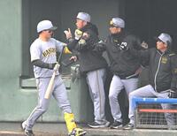 　１回、森下を迎える藤川監督（撮影・飯室逸平）