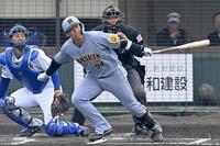 　１回、左前打を放つ原口（撮影・飯室逸平）