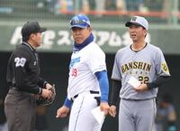 　井上監督とメンバー表交換を行う藤川監督（撮影・中田匡峻）