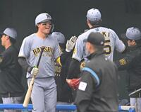 　１回、先制３ランを放ち、笑顔でタッチを交わす森下（撮影・飯室逸平）