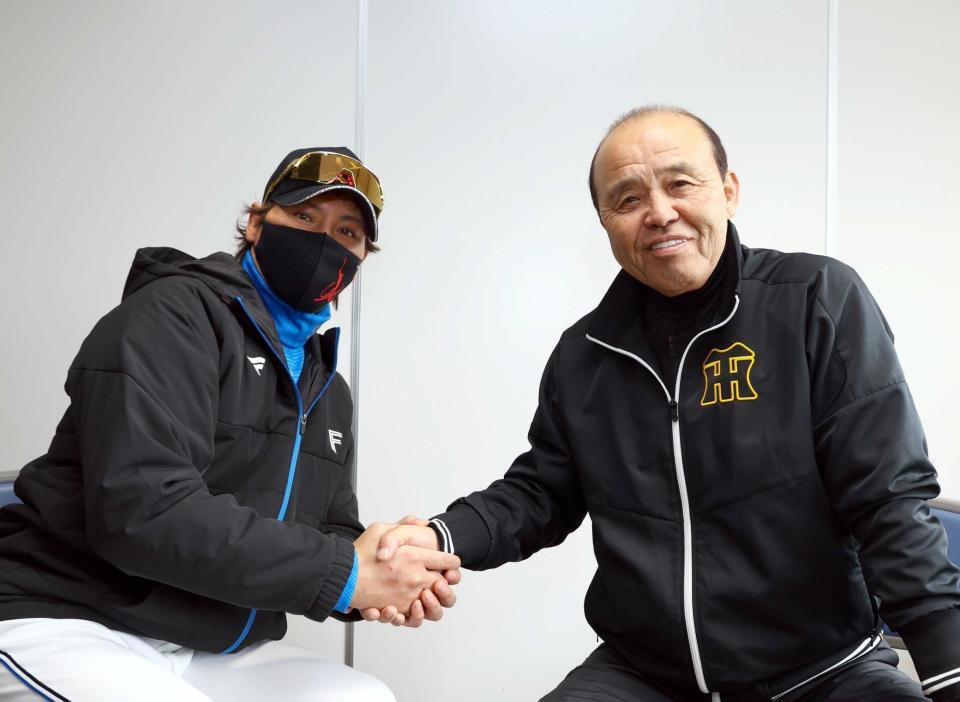 　対談を終え、握手を交わす日本ハム・新庄監督（左）と岡田オーナー付顧問（撮影・山口登）