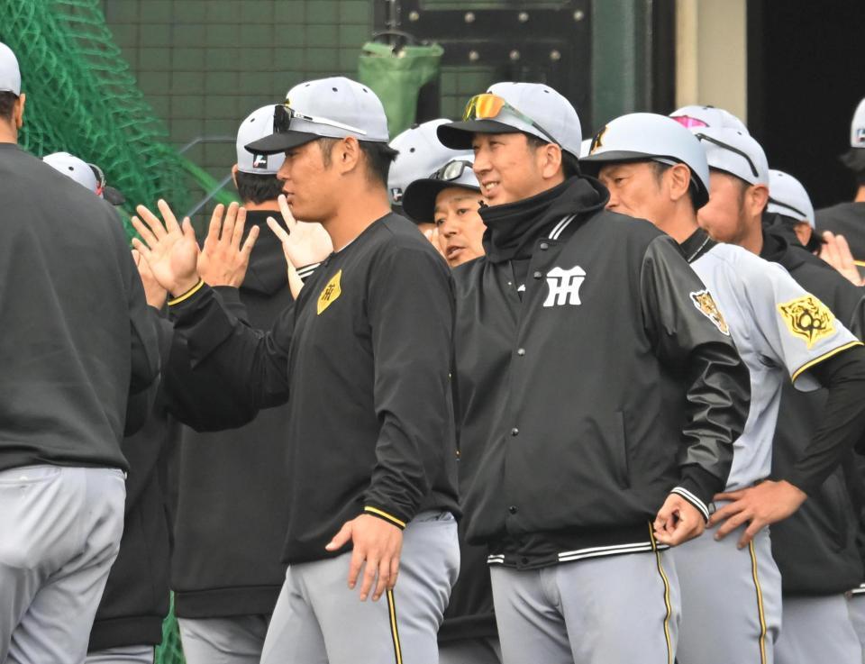 　ナインを迎える藤川監督（撮影・飯室逸平）