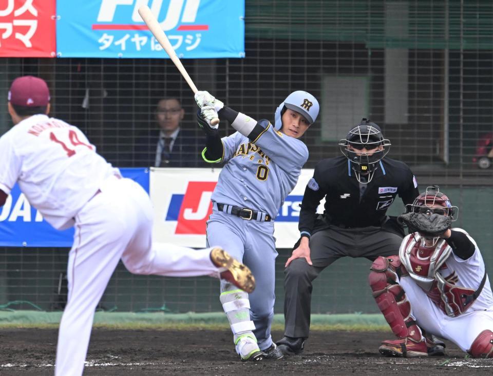 　３回、右前打を放つ木浪（撮影・飯室逸平）