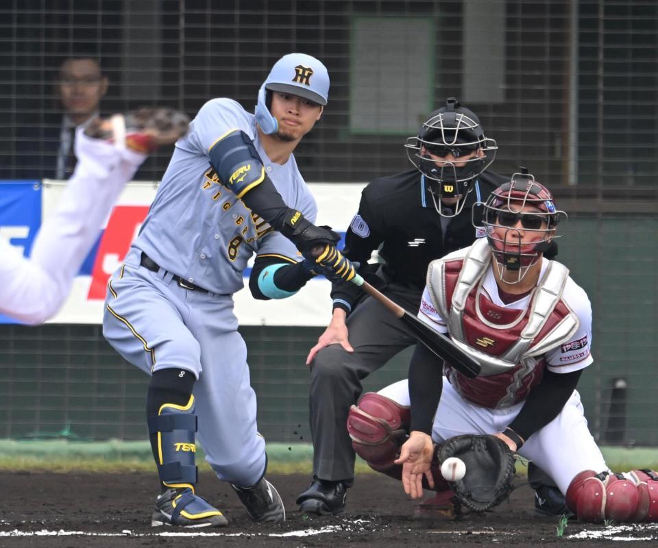 　１回、四球を選ぶ佐藤輝（撮影・飯室逸平）