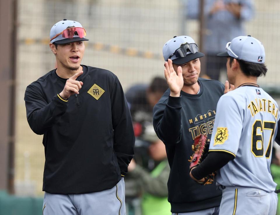 　高寺（右）を迎える（左から）佐藤輝、栄枝（撮影・中田匡峻）