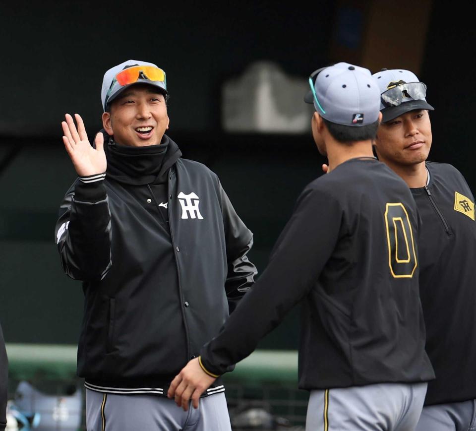 　木浪（０）を笑顔で迎える藤川監督