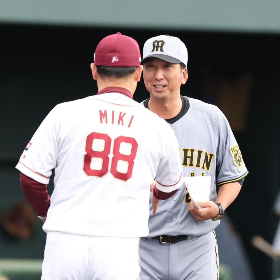 　メンバー表交換を行う藤川監督（撮影・中田匡峻）