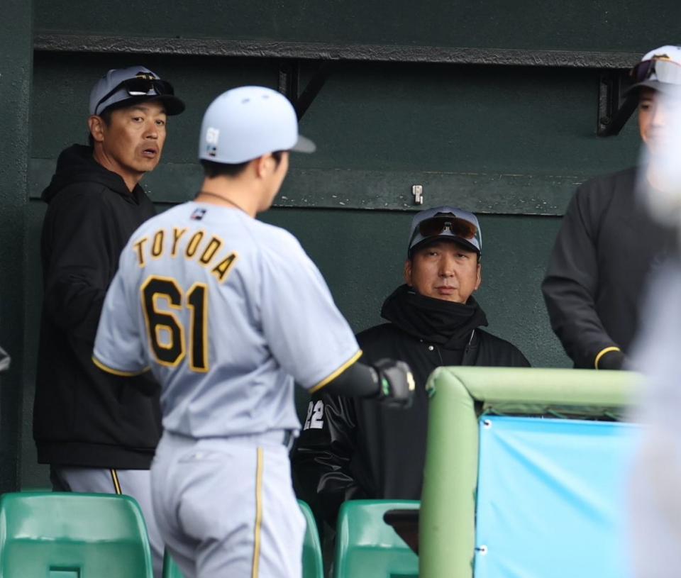 　７回、生還した豊田を見つめる藤川監督（撮影・中田匡峻）