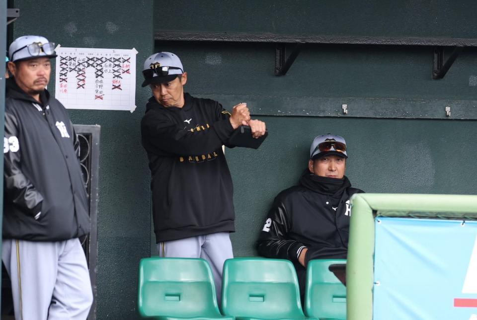 　８回、戦況を見つめる藤川監督（右）ら（撮影・中田匡峻）