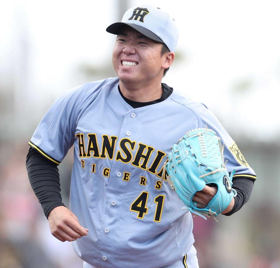 　２回、笑顔を見せる村上（撮影・中田匡峻）