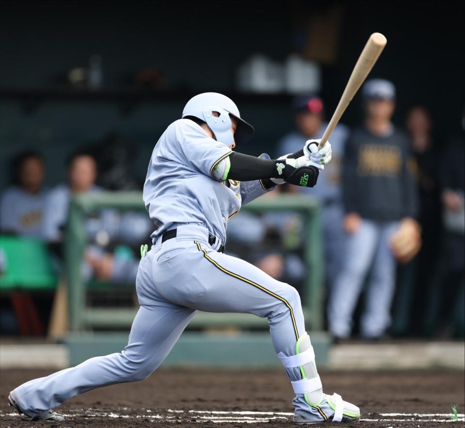 　２回、二塁打を放つ木浪（撮影・中田匡峻）