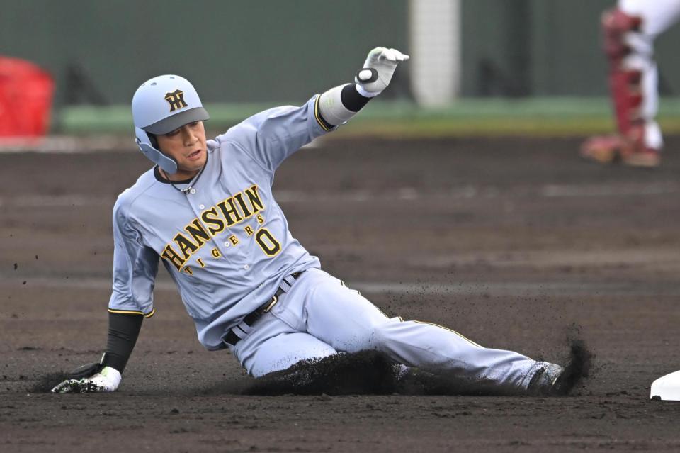 　２回、二塁打を放ち滑り込む木浪（撮影・飯室逸平）