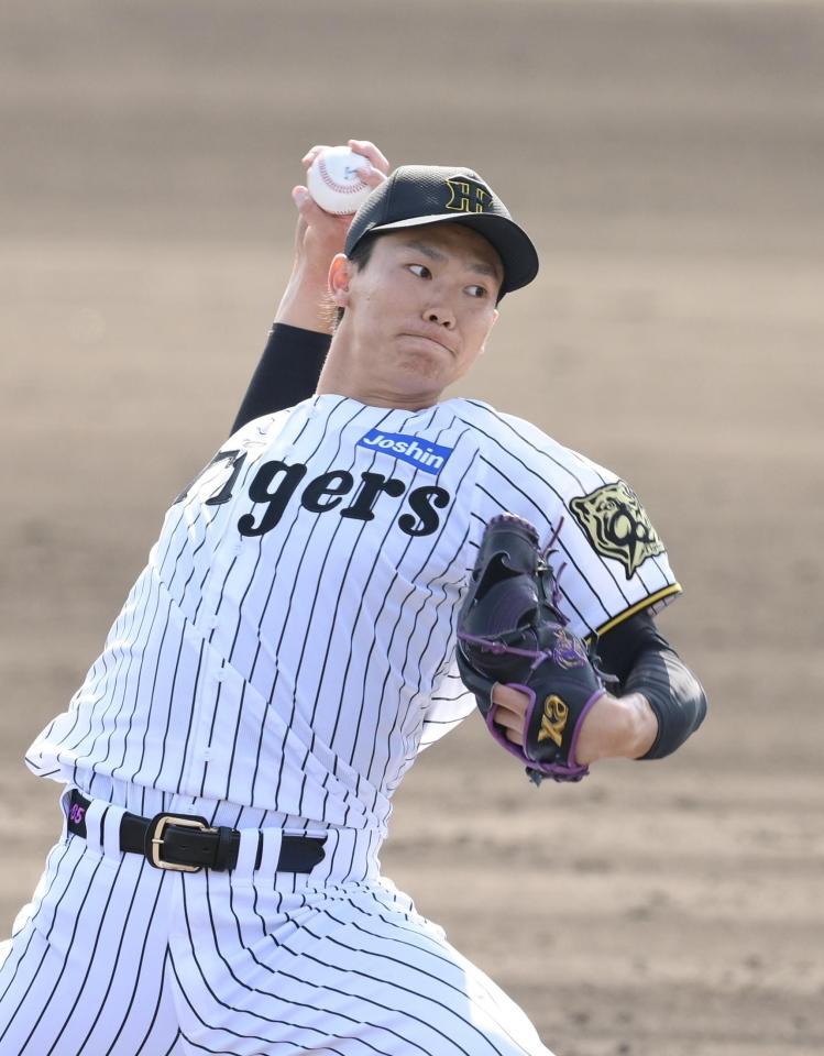 　ハンファ戦の７回に登板する湯浅（撮影・西田忠信）