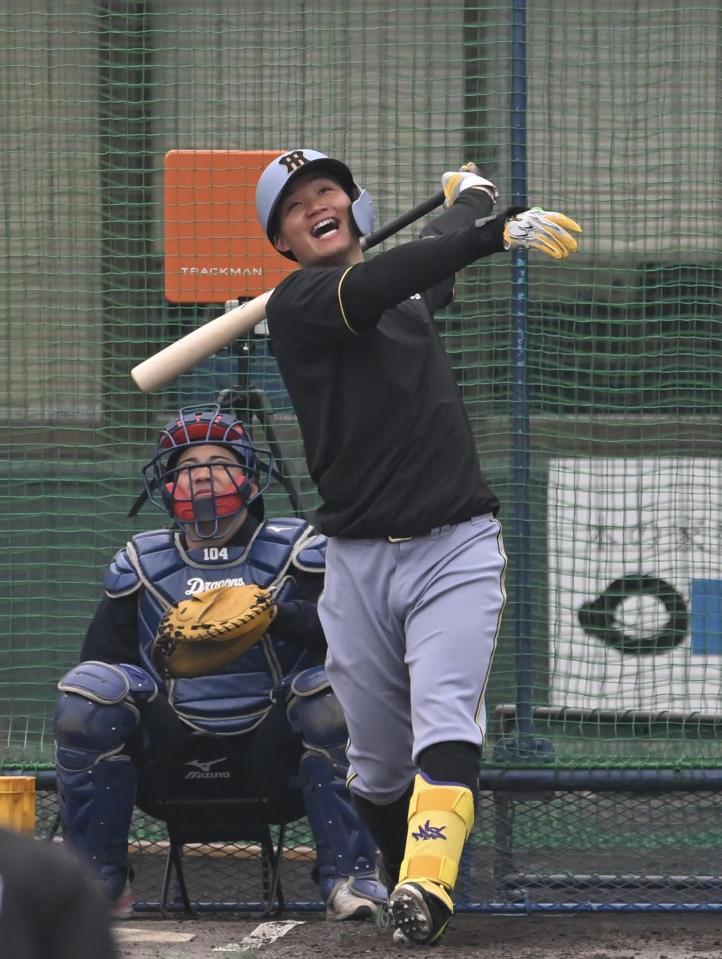 　打撃練習する森下