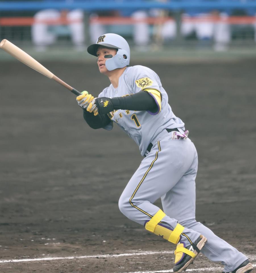 　１回、３ランを放つ森下（撮影・田中太一）