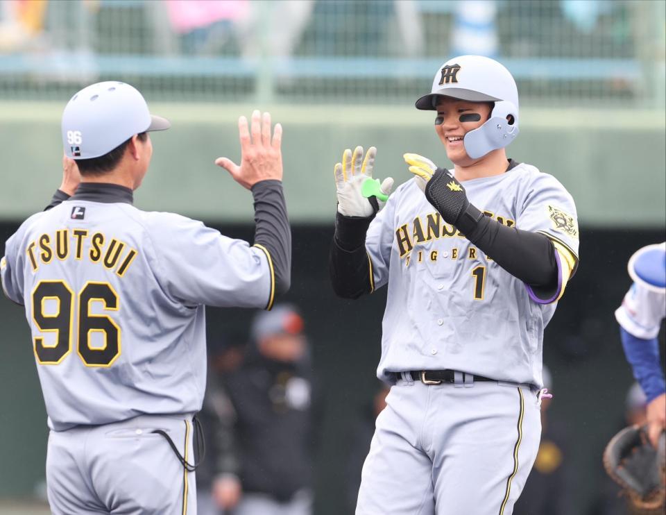 　１回、実戦復帰初打席で先制３ランを放ち、笑顔で生還する森下（撮影・中田匡峻）