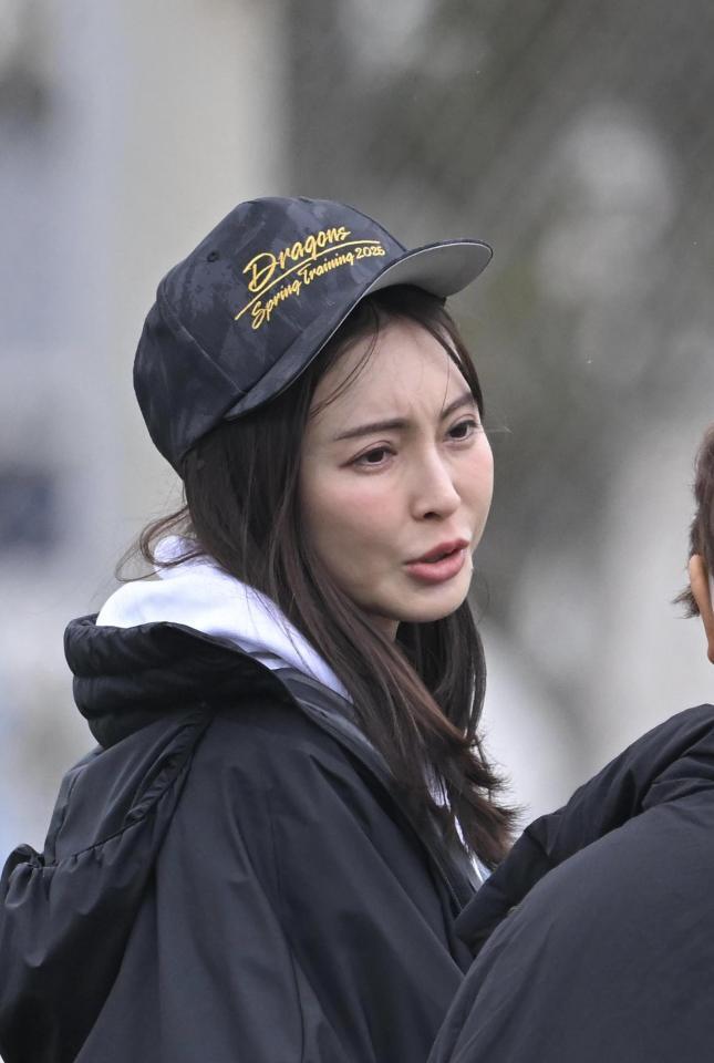 　中日キャンプを訪問する押切もえ