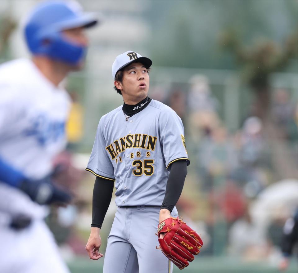 　１回、ボスラー（左）に３ランを浴びた才木（撮影・中田匡峻）