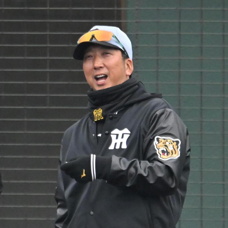 　選手交代を告げる藤川監督（撮影・飯室逸平）