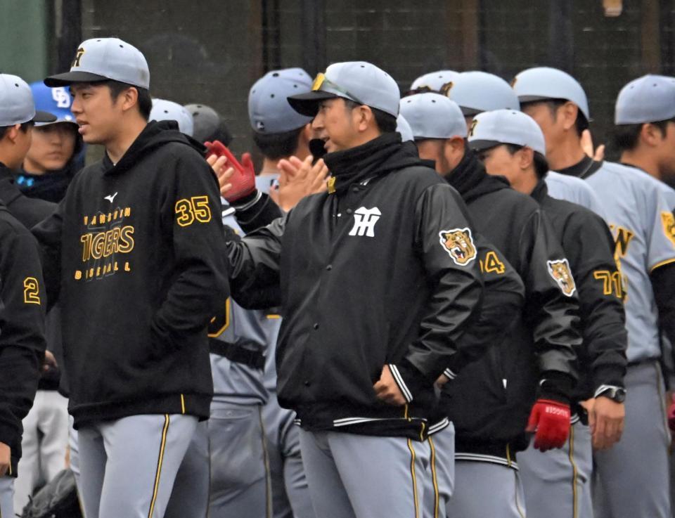 　中日に勝利し、ナインを迎える藤川監督（撮影・飯室逸平）