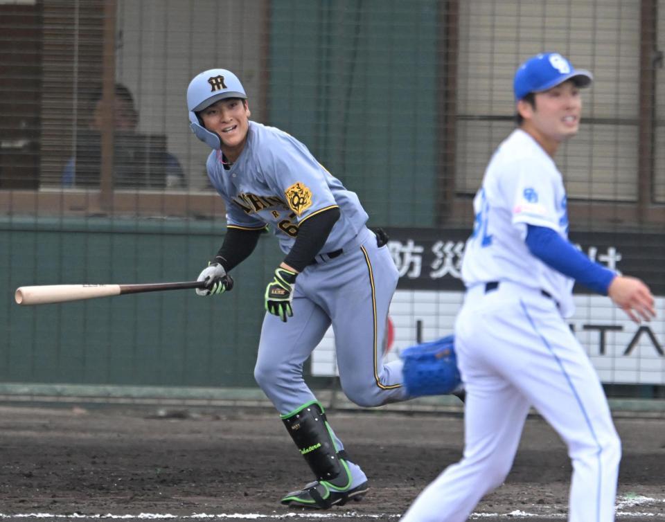 　８回、左前適時打を放つ高寺（撮影・飯室逸平）