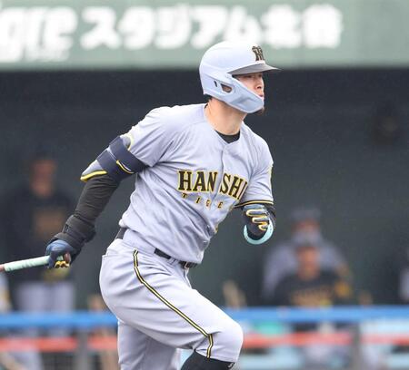 　１回、右前打を放つ佐藤輝