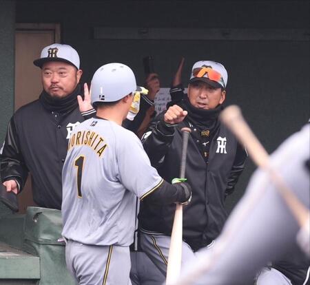 　１回、先制３ランを放った森下を迎える藤川監督＝２３日