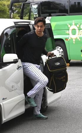 　球場入りする大竹