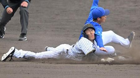 　８回、交錯しながらも盗塁を決める福島（撮影・飯室逸平）