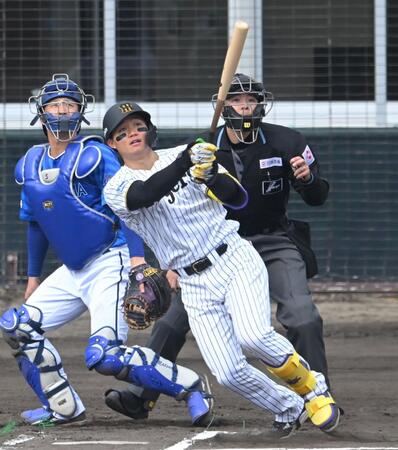 　６回、逆転２ランを放つ森下（撮影・飯室逸平）