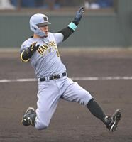 　５回、二塁打を放ち滑り込む佐藤輝（撮影・飯室逸平）