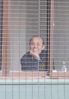 　試合を見つめる岡田オーナー付顧問＝２３日