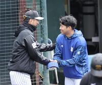 　試合前、岩田と握手をする藤川監督（右）＝撮影・田中太一