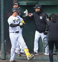 　６回、森下を迎える藤川監督（撮影・飯室逸平）