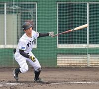 　２回、２点三塁打を放つ井坪（撮影・西田忠信）