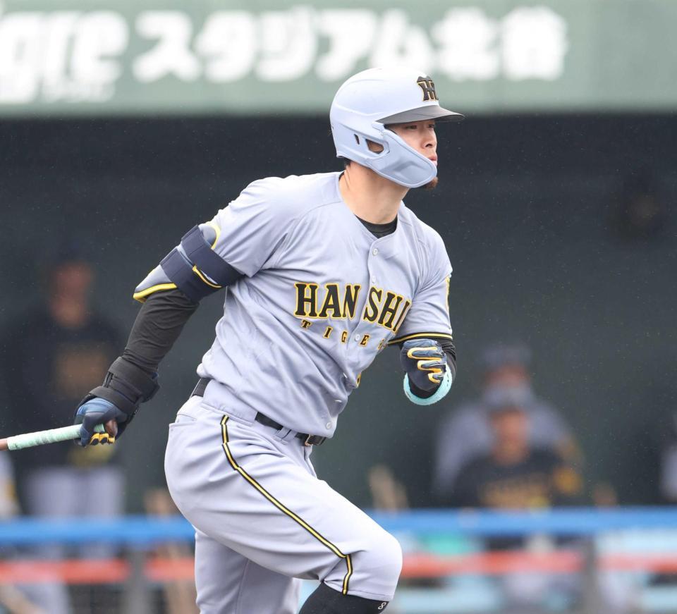 　１回、右前打を放つ佐藤輝